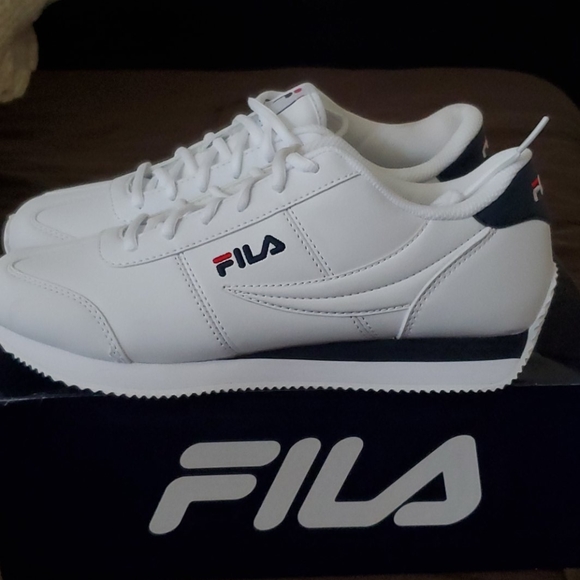 Men Fila Tennis Shoes - Picture 2 of 4